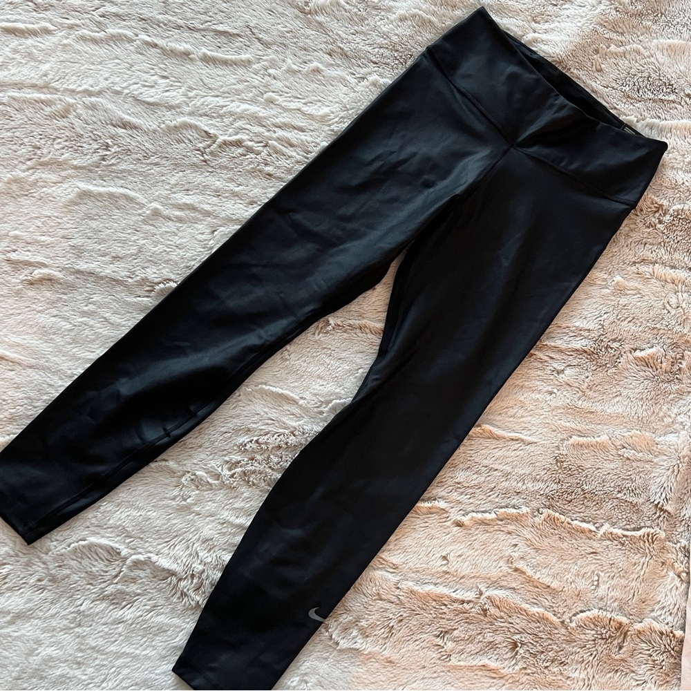 The Nike One Tight Fit Women's Black Dri-FIT Leggings - Picture 5 of 5